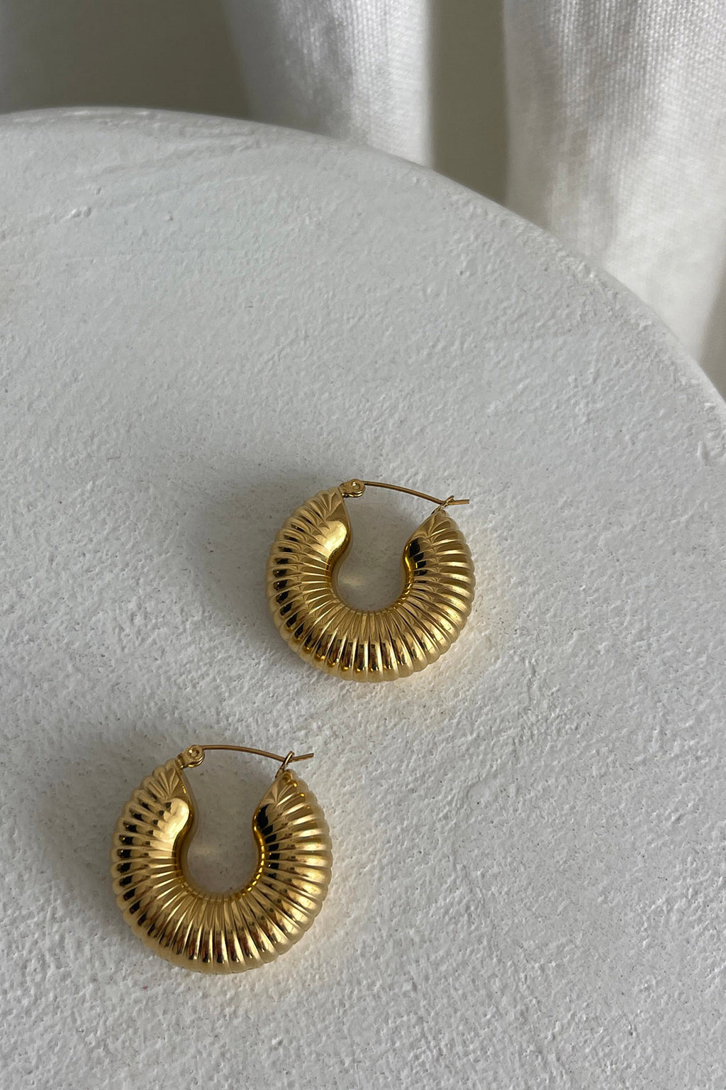 Tammi Chunky Ribbed Hoop Earrings Gold by Selfie Leslie Australia