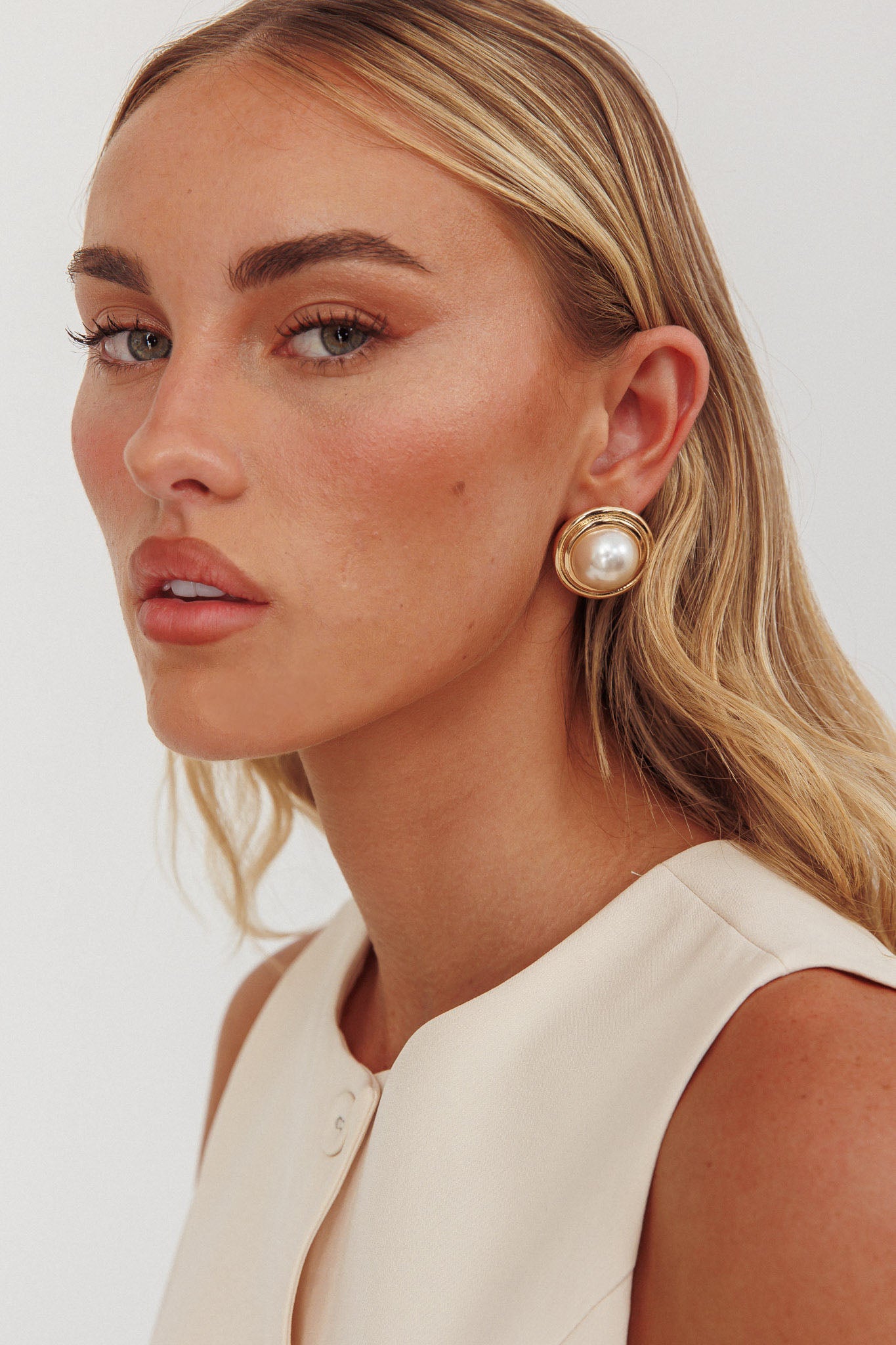 Sara Pearl Circle Earrings Gold/Pearl by Selfie Leslie Australia