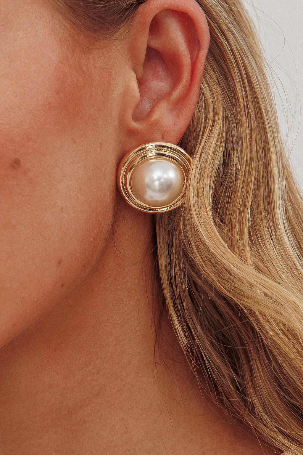 Sara Pearl Circle Earrings Gold/Pearl by Selfie Leslie Australia