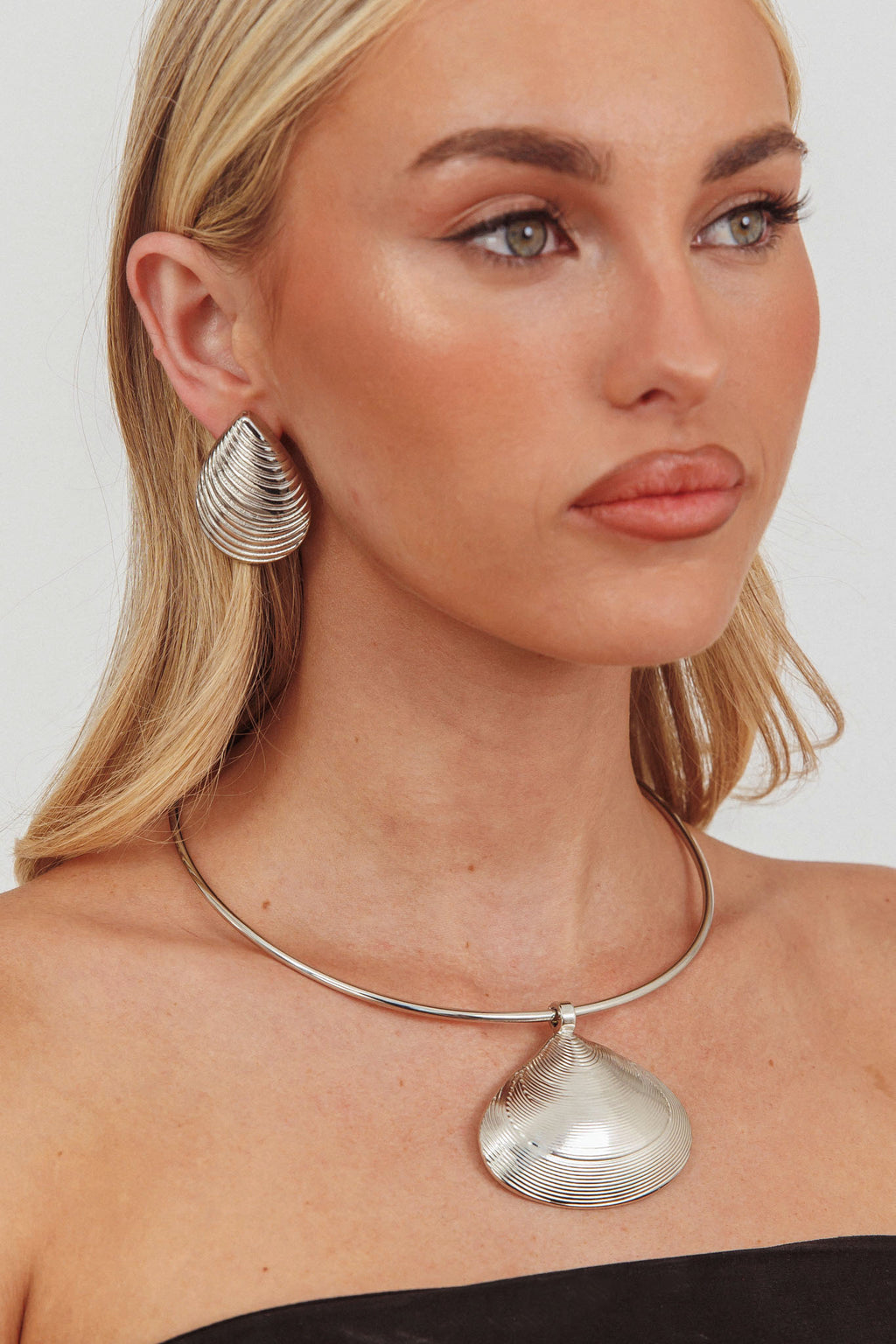 Zuma Shell Pendant Choker Necklace Dark Silver by Selfie Leslie Australia